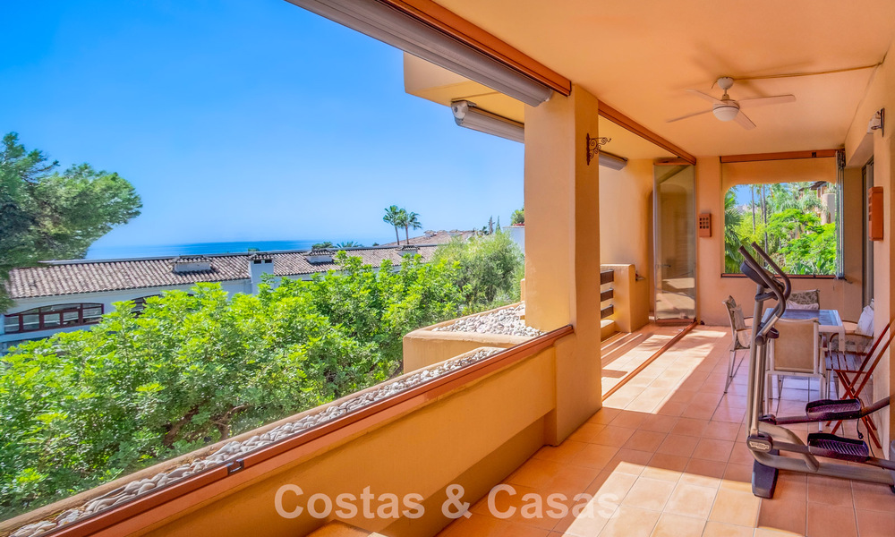 Spacious, luxury apartment for sale with sea view in an exclusive complex on Marbella’s Golden Mile 802968