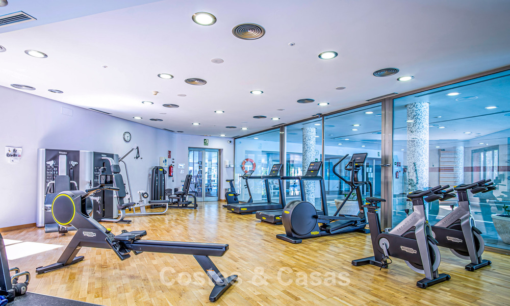 Spacious, luxury apartment for sale with sea view in an exclusive complex on Marbella’s Golden Mile 802971