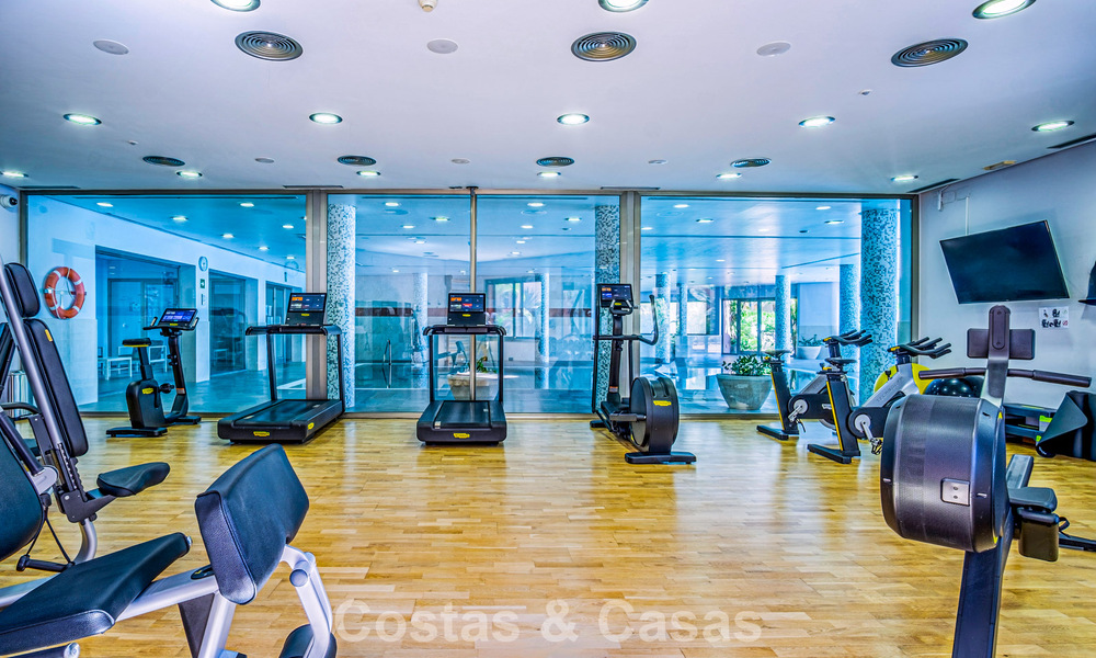 Spacious, luxury apartment for sale with sea view in an exclusive complex on Marbella’s Golden Mile 802972