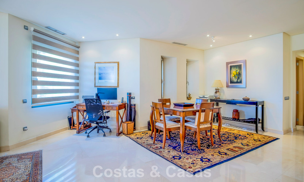 Spacious, luxury apartment for sale with sea view in an exclusive complex on Marbella’s Golden Mile 802987