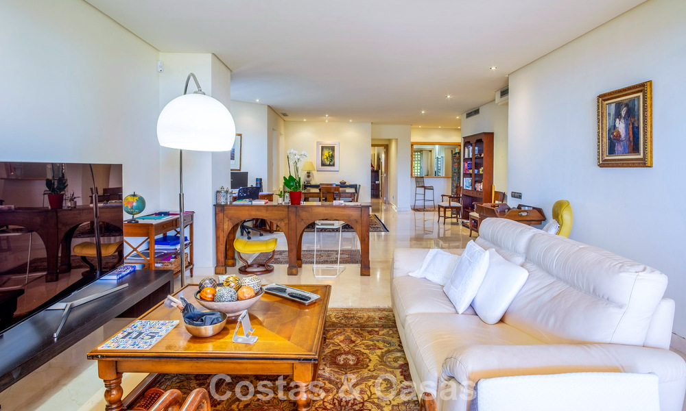 Spacious, luxury apartment for sale with sea view in an exclusive complex on Marbella’s Golden Mile 802989