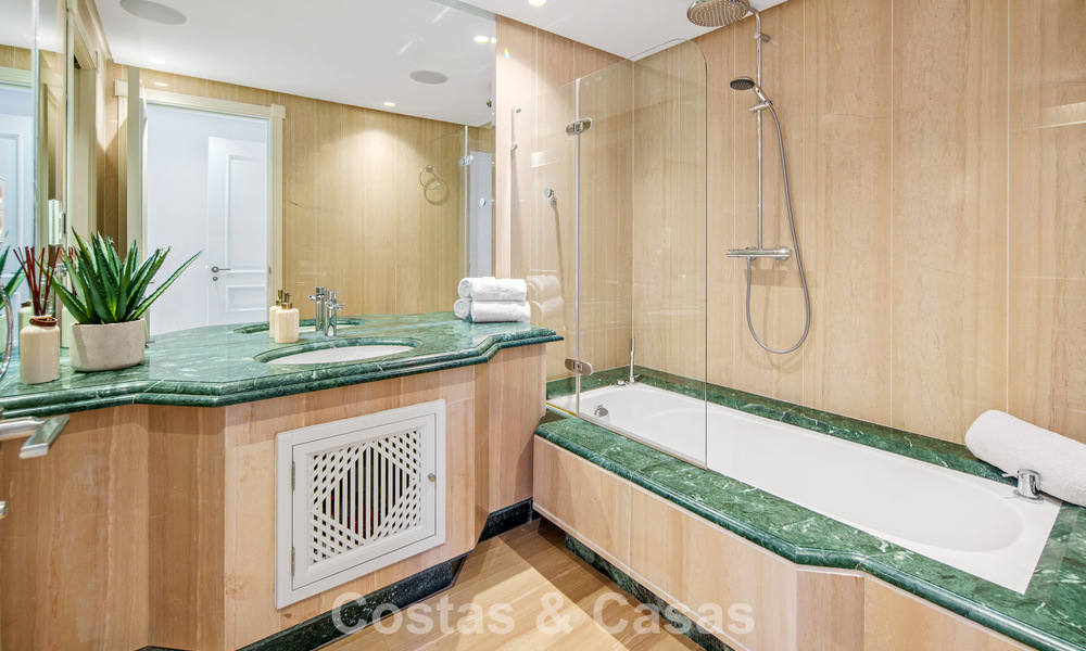 First-class duplex penthouse for sale in a beachfront development in Los Monteros, East Marbella 803206