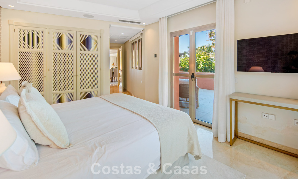 First-class duplex penthouse for sale in a beachfront development in Los Monteros, East Marbella 803209