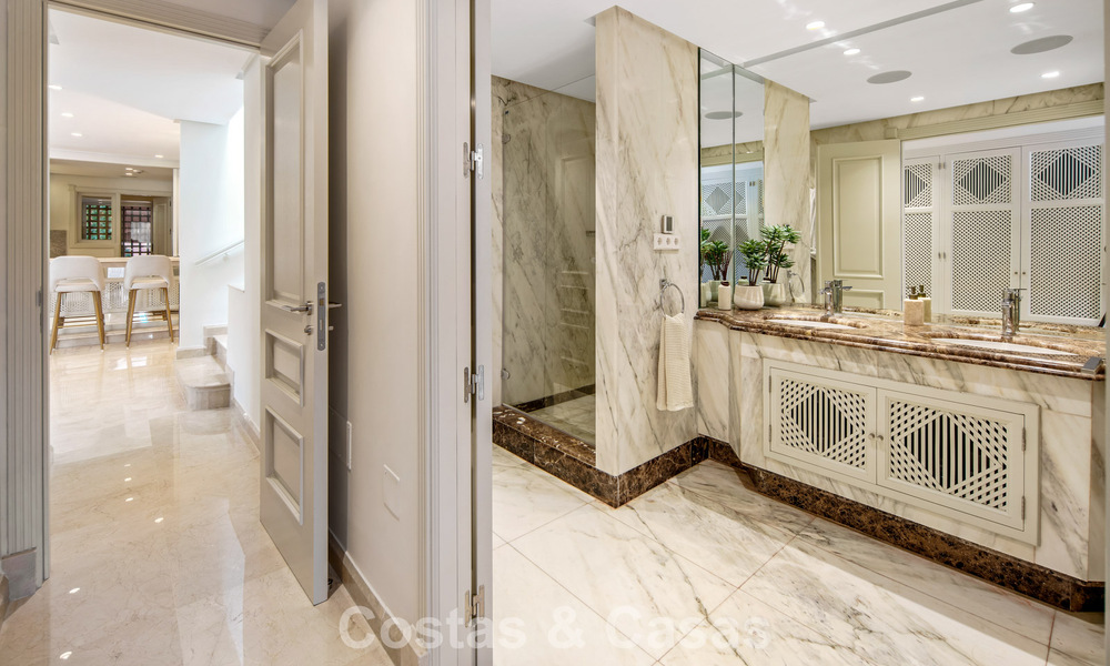 First-class duplex penthouse for sale in a beachfront development in Los Monteros, East Marbella 803211