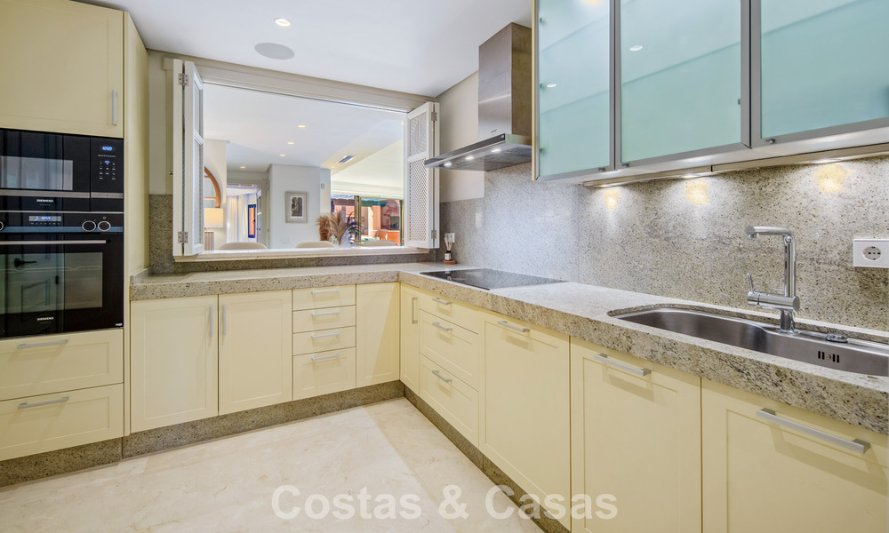 First-class duplex penthouse for sale in a beachfront development in Los Monteros, East Marbella 803215