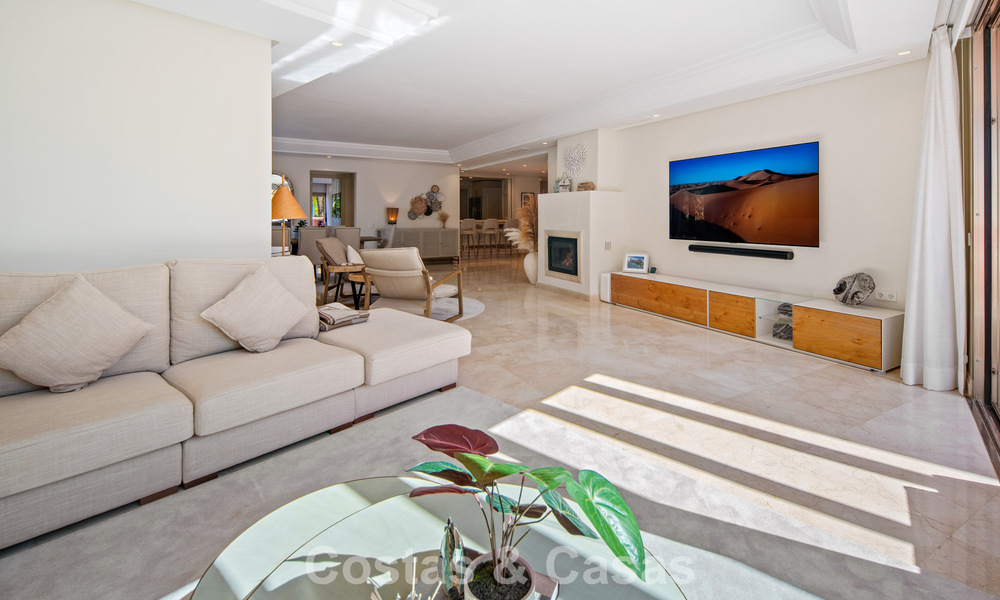 First-class duplex penthouse for sale in a beachfront development in Los Monteros, East Marbella 803219