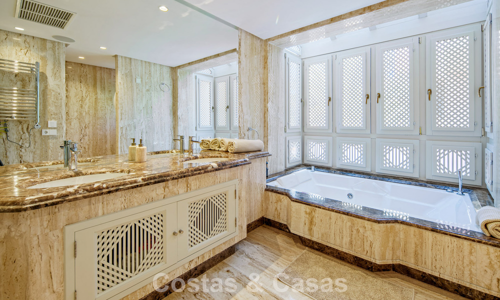 First-class duplex penthouse for sale in a beachfront development in Los Monteros, East Marbella 803229
