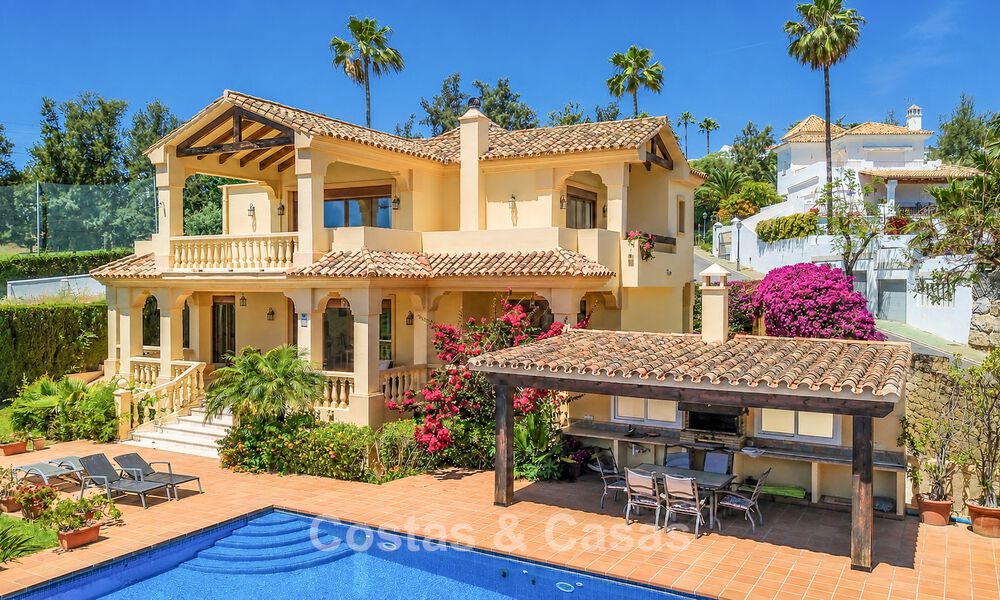 Spacious mediterranean villa with sea views and fantastic renovation potential for sale in La Quinta, Marbella - Benahavís 803474