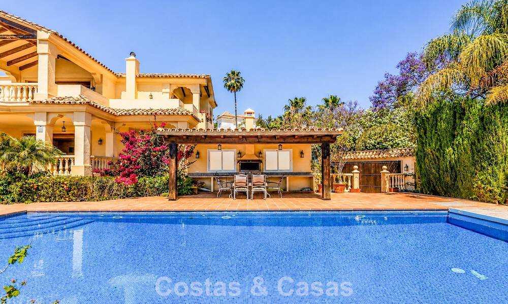 Spacious mediterranean villa with sea views and fantastic renovation potential for sale in La Quinta, Marbella - Benahavís 803477