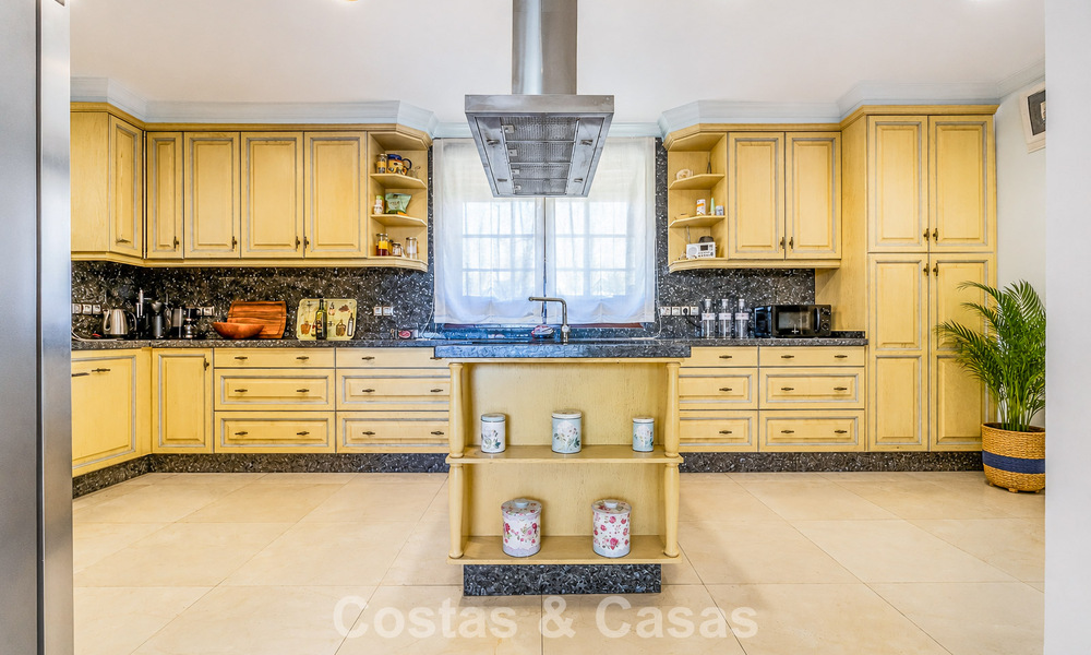 Spacious mediterranean villa with sea views and fantastic renovation potential for sale in La Quinta, Marbella - Benahavís 803481