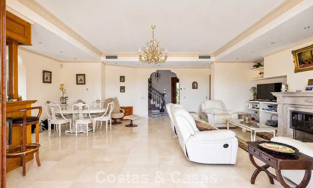Spacious mediterranean villa with sea views and fantastic renovation potential for sale in La Quinta, Marbella - Benahavís 803486