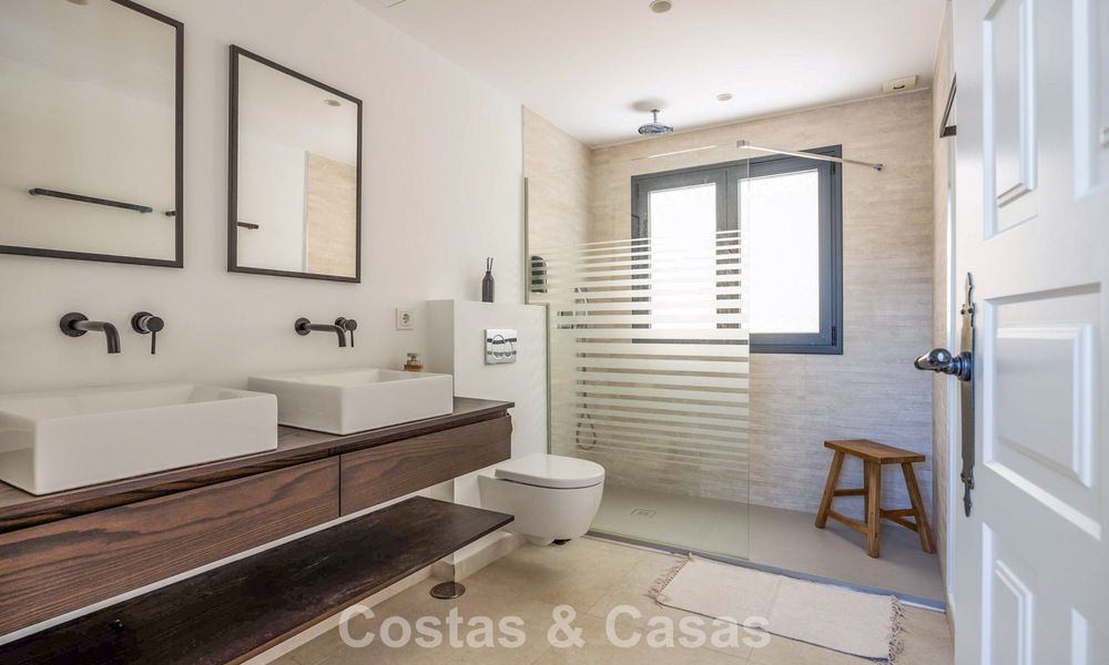 Single-storey luxury villa with spanish architecture and direct golf course access for sale in Marbella - Benahavís 803521