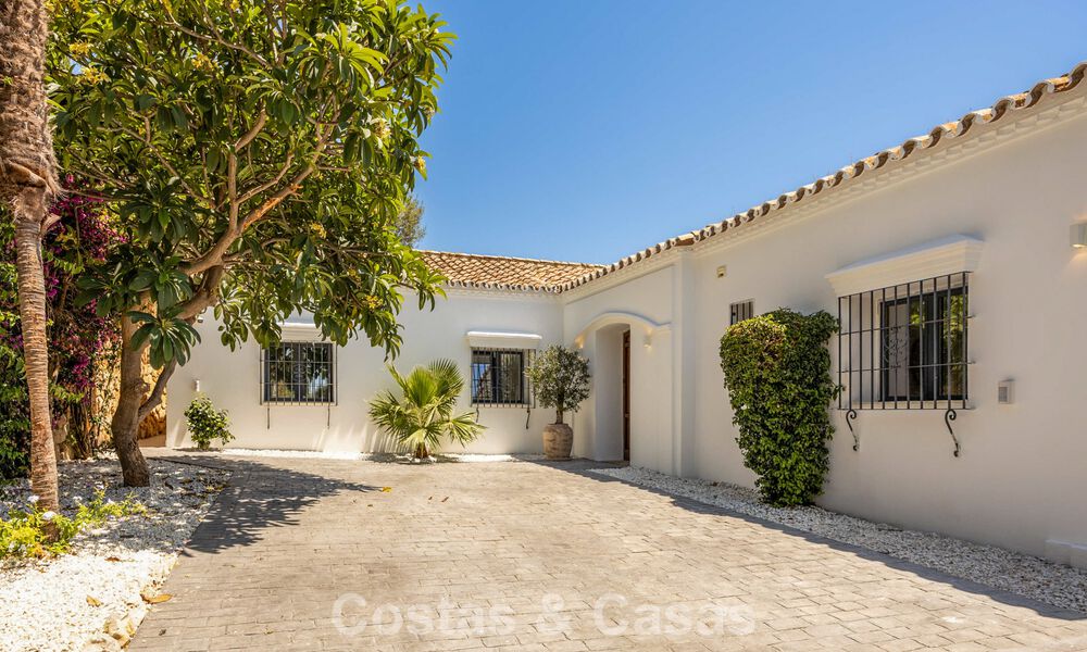 Single-storey luxury villa with spanish architecture and direct golf course access for sale in Marbella - Benahavís 803523