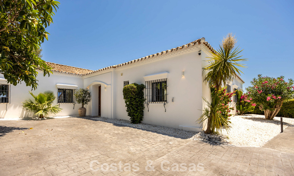 Single-storey luxury villa with spanish architecture and direct golf course access for sale in Marbella - Benahavís 803525