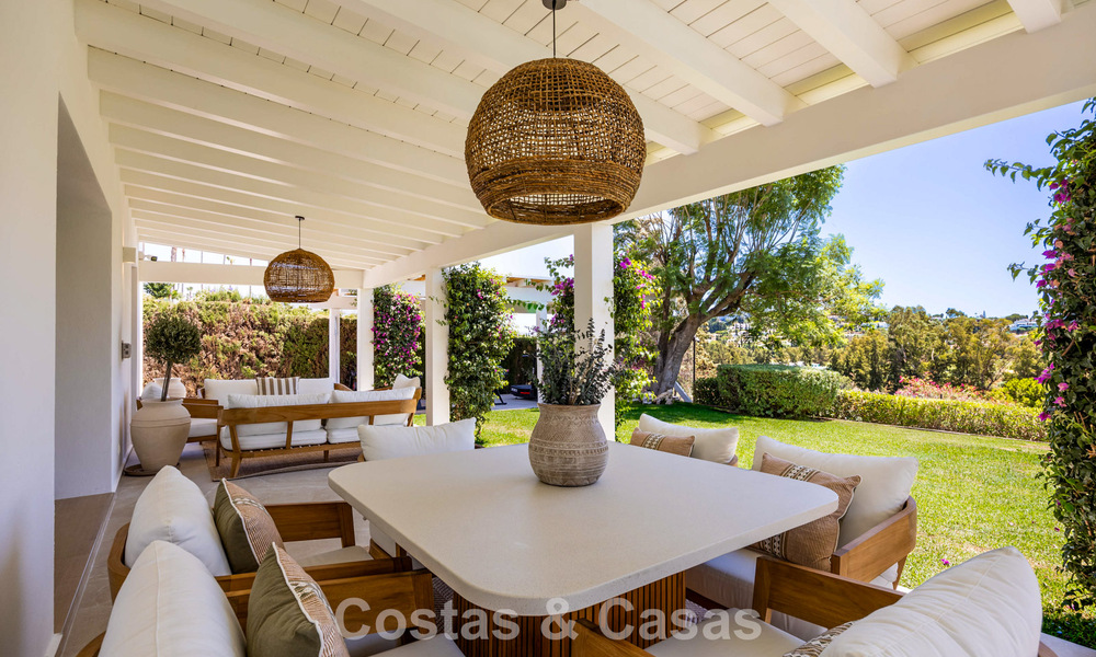 Single-storey luxury villa with spanish architecture and direct golf course access for sale in Marbella - Benahavís 803526