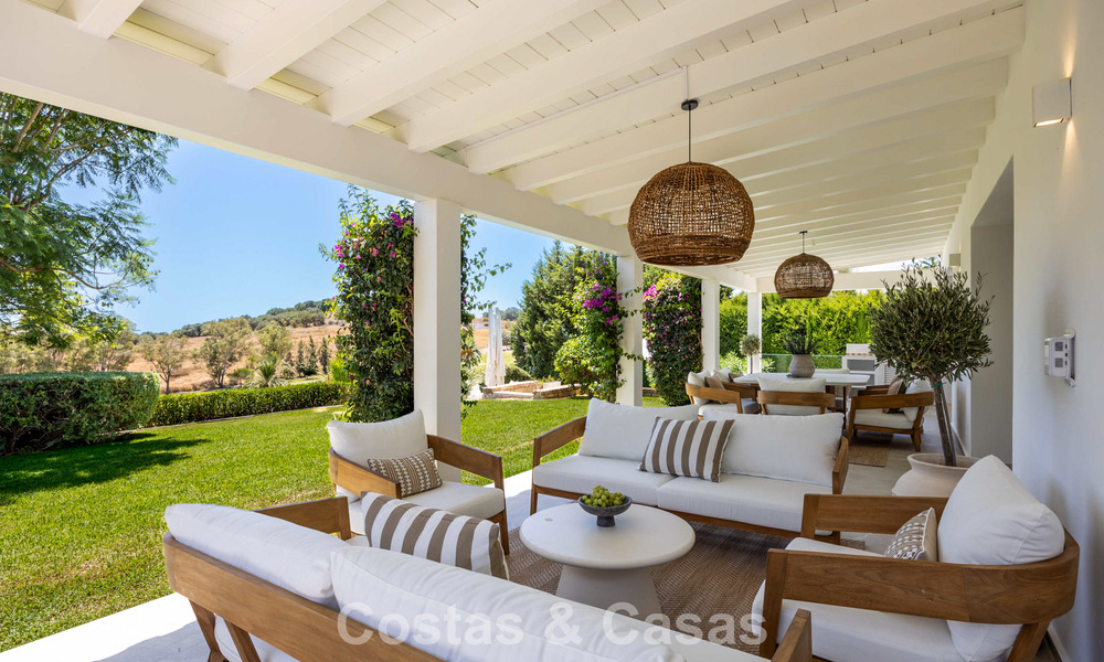 Single-storey luxury villa with spanish architecture and direct golf course access for sale in Marbella - Benahavís 803527