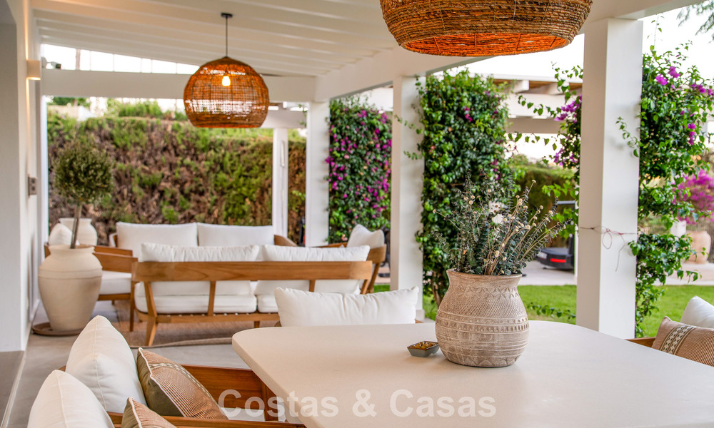 Single-storey luxury villa with spanish architecture and direct golf course access for sale in Marbella - Benahavís 803542