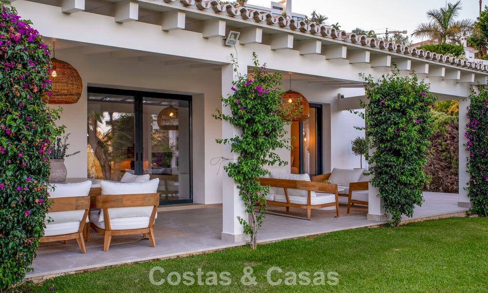 Single-storey luxury villa with spanish architecture and direct golf course access for sale in Marbella - Benahavís 803543