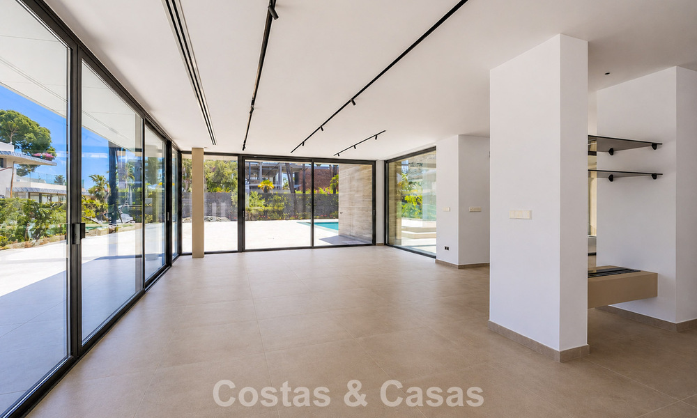 New, exclusive, turnkey modern villa for sale in a beachside area near San Pedro, Marbella 803595