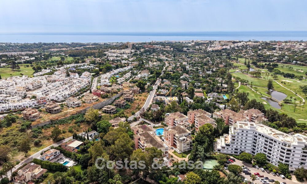 Spacious apartment with generous terrace for sale within walking distance of amenities in Aloha, Nueva Andalucía, Marbella 803621
