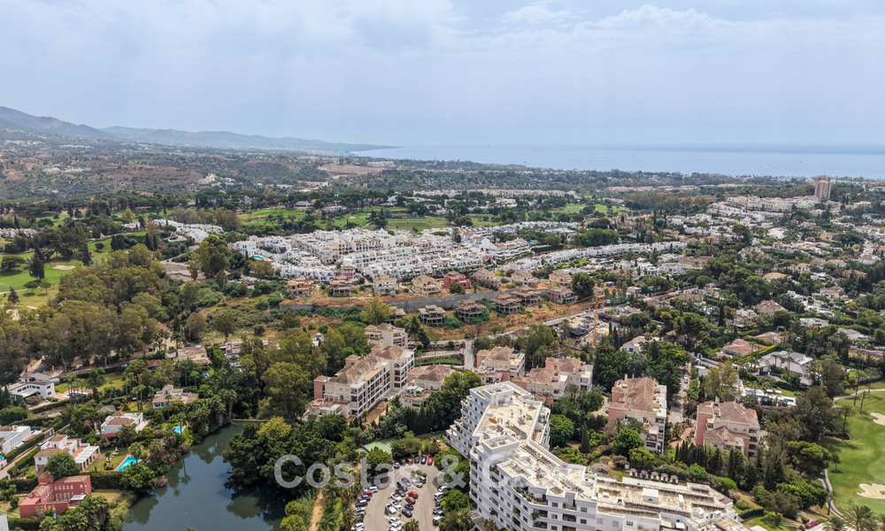 Spacious apartment with generous terrace for sale within walking distance of amenities in Aloha, Nueva Andalucía, Marbella 803623