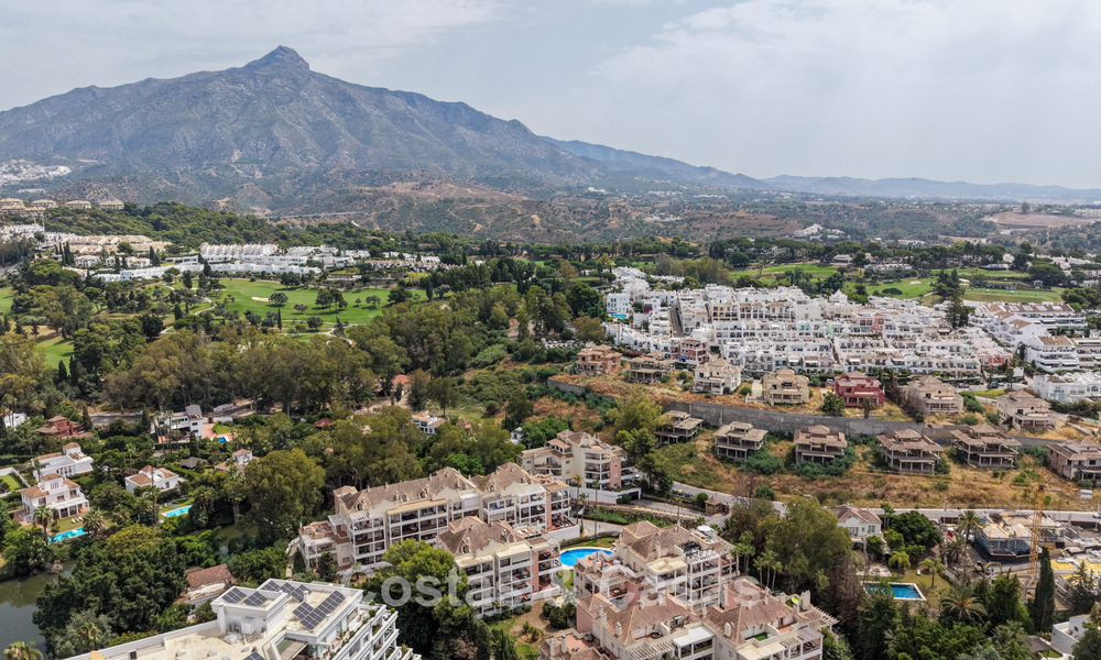Spacious apartment with generous terrace for sale within walking distance of amenities in Aloha, Nueva Andalucía, Marbella 803625