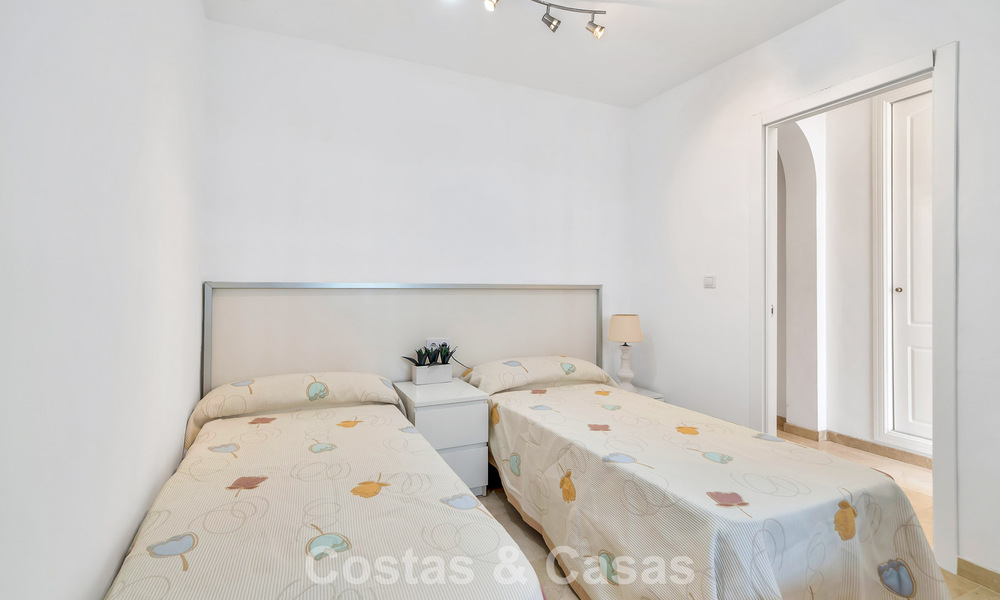 Spacious apartment with generous terrace for sale within walking distance of amenities in Aloha, Nueva Andalucía, Marbella 803631