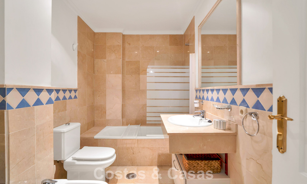 Spacious apartment with generous terrace for sale within walking distance of amenities in Aloha, Nueva Andalucía, Marbella 803636
