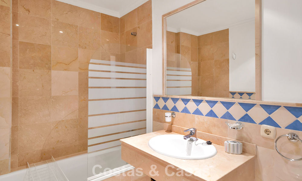 Spacious apartment with generous terrace for sale within walking distance of amenities in Aloha, Nueva Andalucía, Marbella 803637