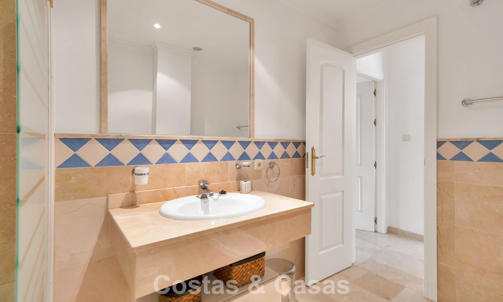 Spacious apartment with generous terrace for sale within walking distance of amenities in Aloha, Nueva Andalucía, Marbella 803638