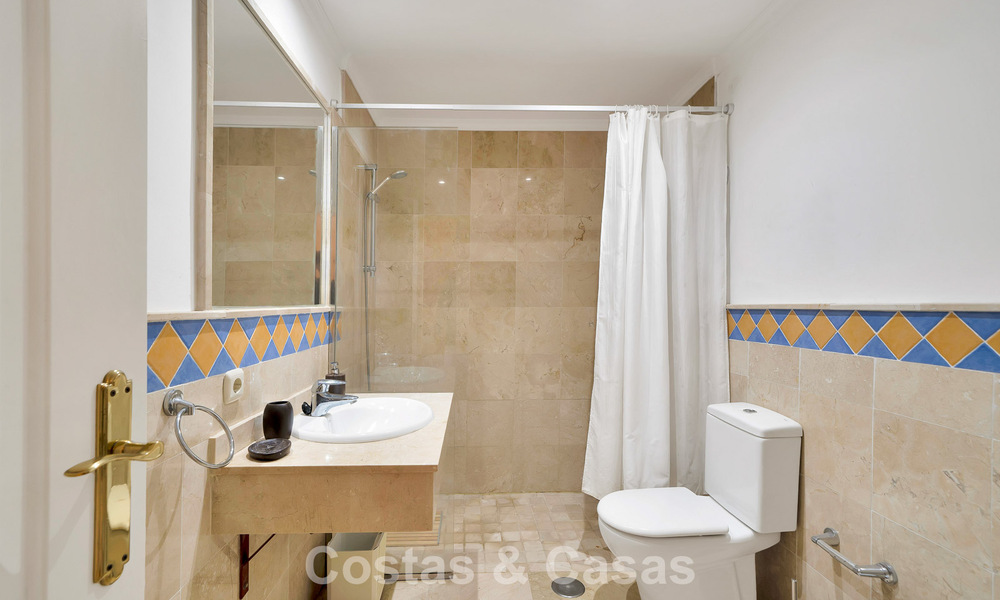 Spacious apartment with generous terrace for sale within walking distance of amenities in Aloha, Nueva Andalucía, Marbella 803644