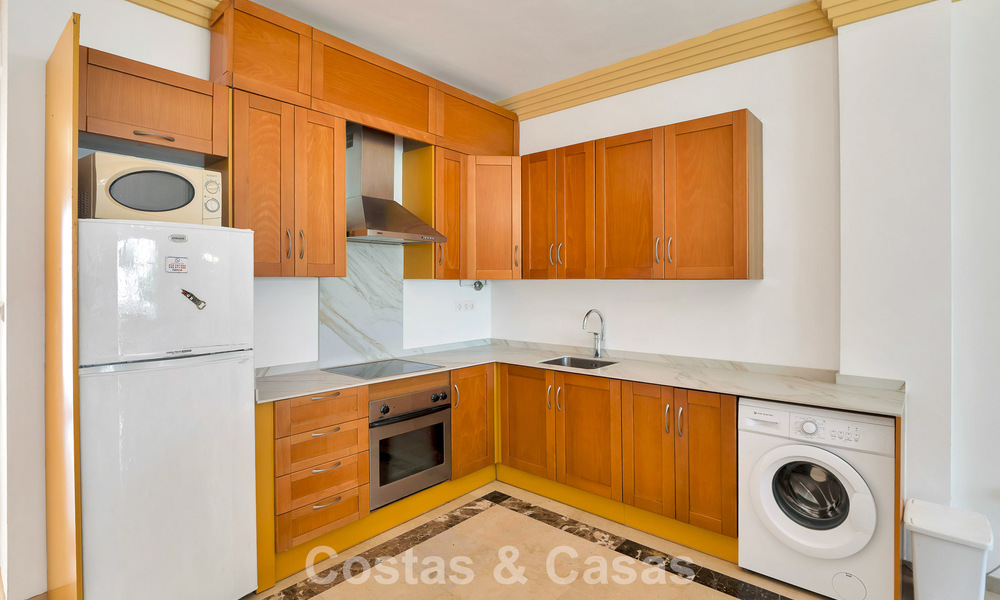 Spacious apartment with generous terrace for sale within walking distance of amenities in Aloha, Nueva Andalucía, Marbella 803648