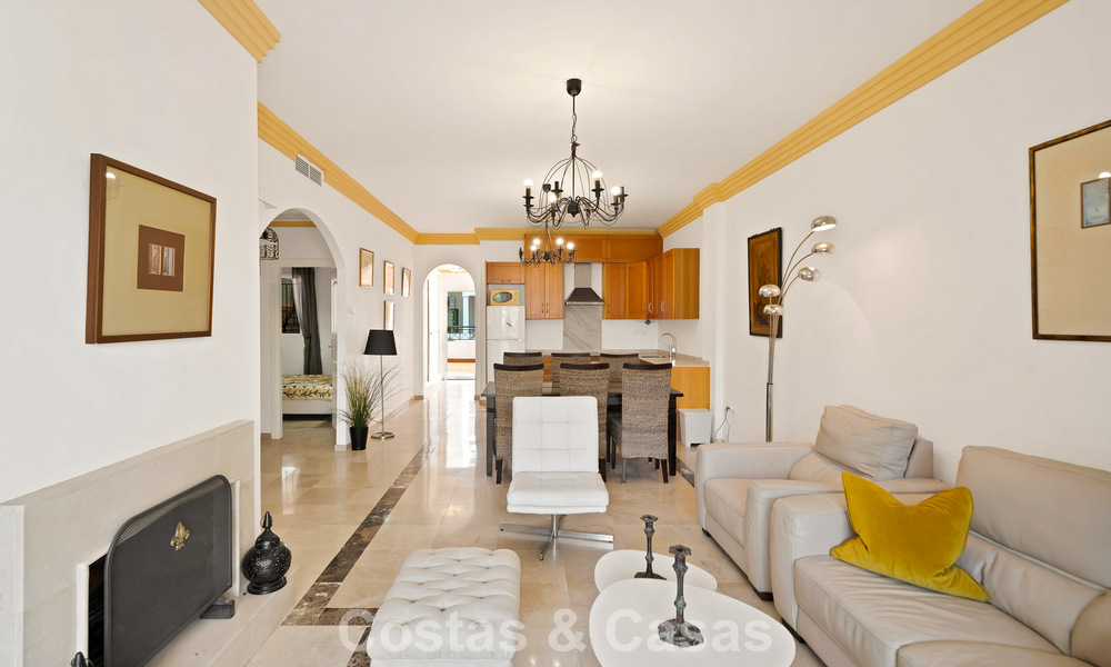 Spacious apartment with generous terrace for sale within walking distance of amenities in Aloha, Nueva Andalucía, Marbella 803653