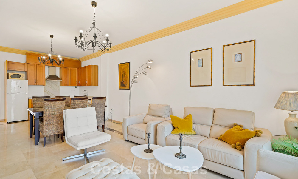 Spacious apartment with generous terrace for sale within walking distance of amenities in Aloha, Nueva Andalucía, Marbella 803654