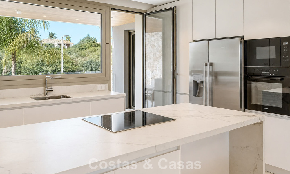 Move-in ready, prestigious modern 3-bedroom apartment for sale on Marbella’s Golden Mile 803794