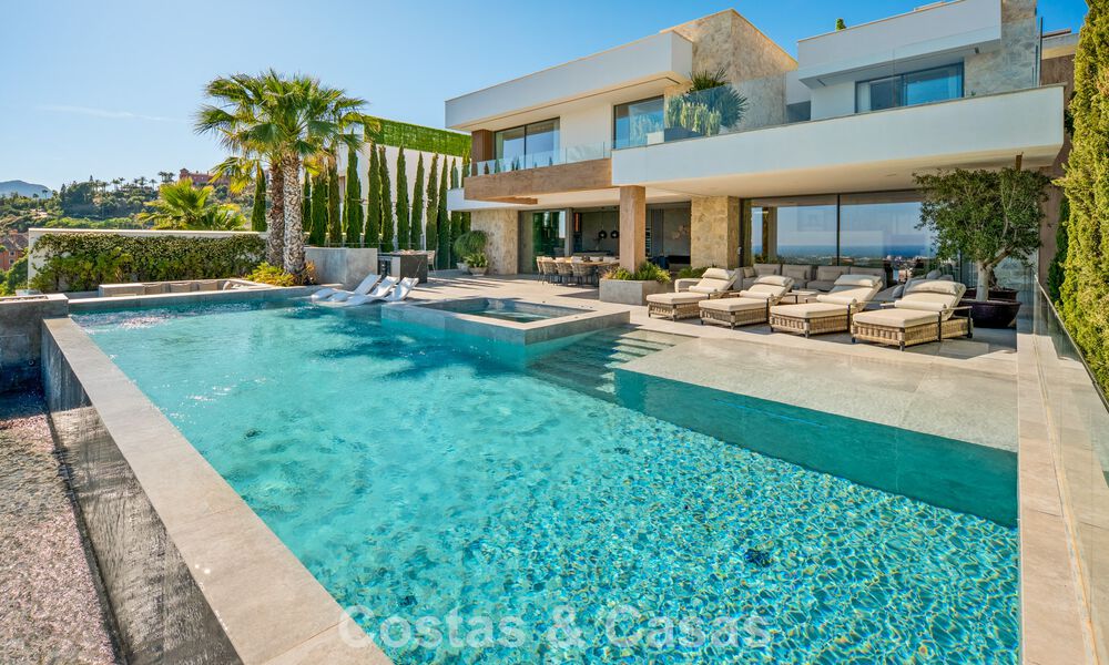 First-class luxury villa with breathtaking sea views for sale in a gated community in La Quinta, Marbella - Benahavís 803727