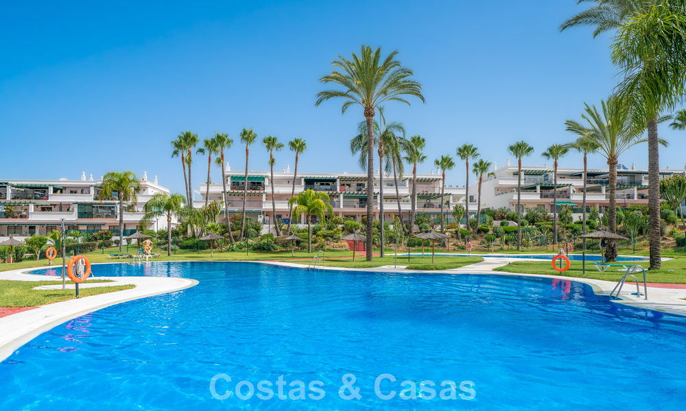 Spacious apartment for sale within walking distance of the beach and Puerto Banús, Marbella 803933