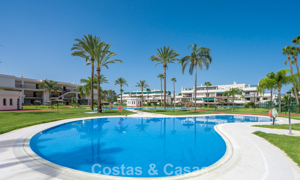 Spacious apartment for sale within walking distance of the beach and Puerto Banús, Marbella 803935