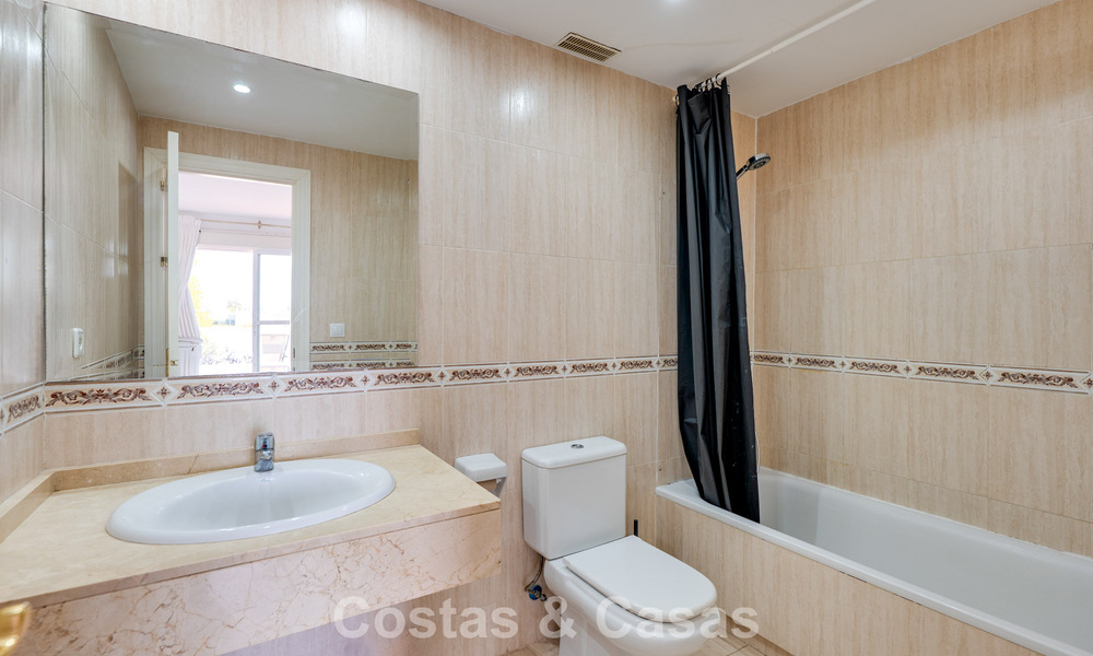 Spacious apartment for sale within walking distance of the beach and Puerto Banús, Marbella 803938