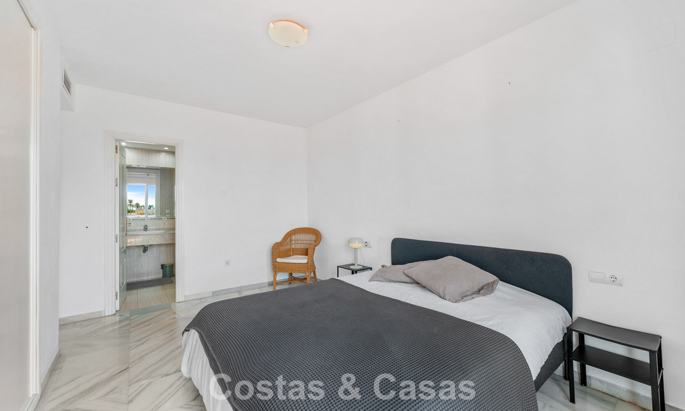 Spacious apartment for sale within walking distance of the beach and Puerto Banús, Marbella 803942