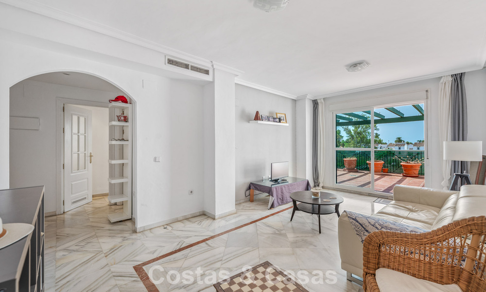 Spacious apartment for sale within walking distance of the beach and Puerto Banús, Marbella 803950
