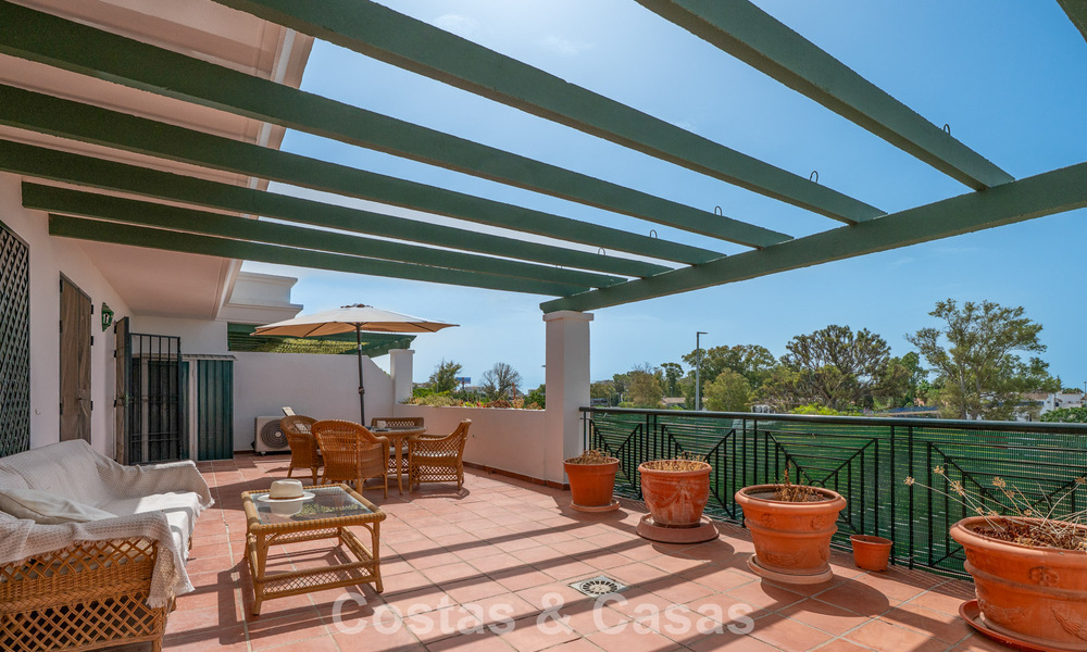 Spacious apartment for sale within walking distance of the beach and Puerto Banús, Marbella 803956