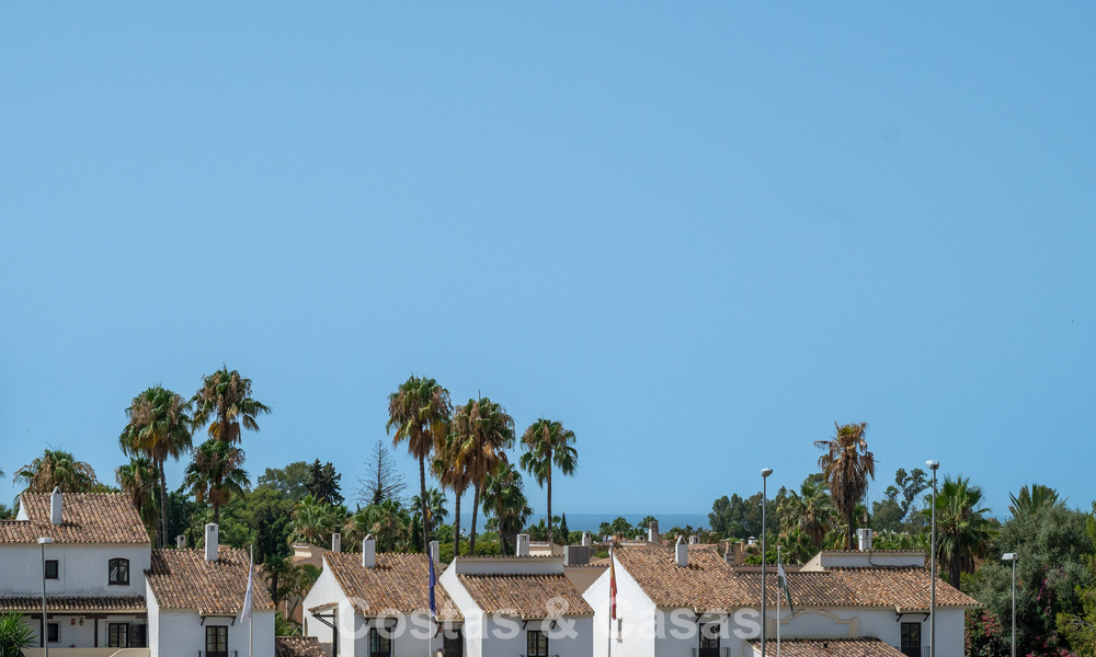 Spacious apartment for sale within walking distance of the beach and Puerto Banús, Marbella 803957