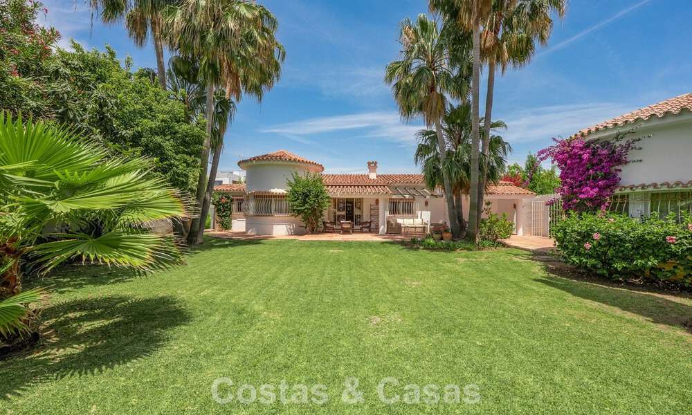 Authentic mediterranean villa with guest accommodation for sale near the beach in San Pedro Playa, Marbella 804346