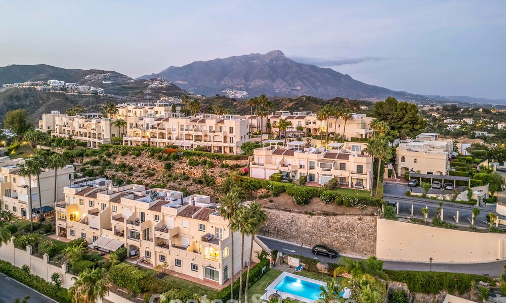 Luxuriously fully renovated semi-detached villa, frontline golf for sale in La Quinta, Marbella - Benahavís 804426