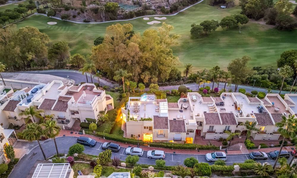 Luxuriously fully renovated semi-detached villa, frontline golf for sale in La Quinta, Marbella - Benahavís 804427