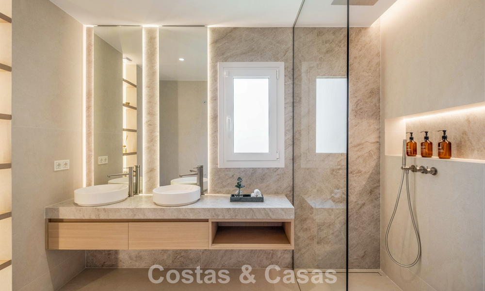 Luxuriously fully renovated semi-detached villa, frontline golf for sale in La Quinta, Marbella - Benahavís 804437