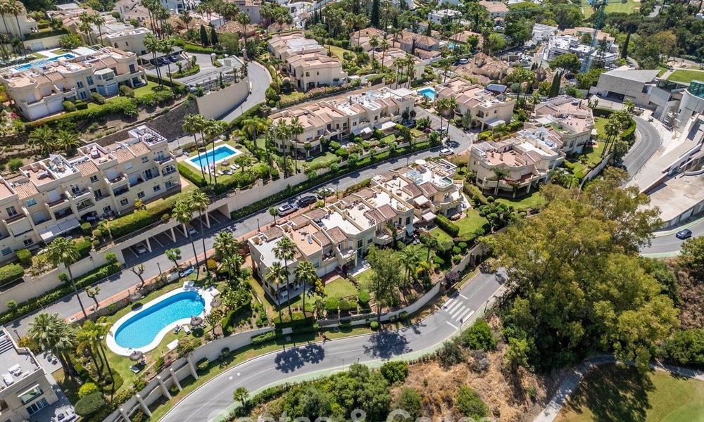 Luxuriously fully renovated semi-detached villa, frontline golf for sale in La Quinta, Marbella - Benahavís 804505