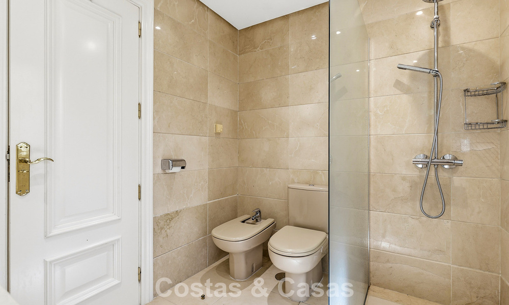 Ground-floor apartment with private garden for sale just 50m from the beach on the New Golden Mile, between Marbella and Estepona 804526