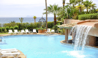 Prestigious garden apartment for sale in a leading beachfront development between Marbella and Estepona 805001 